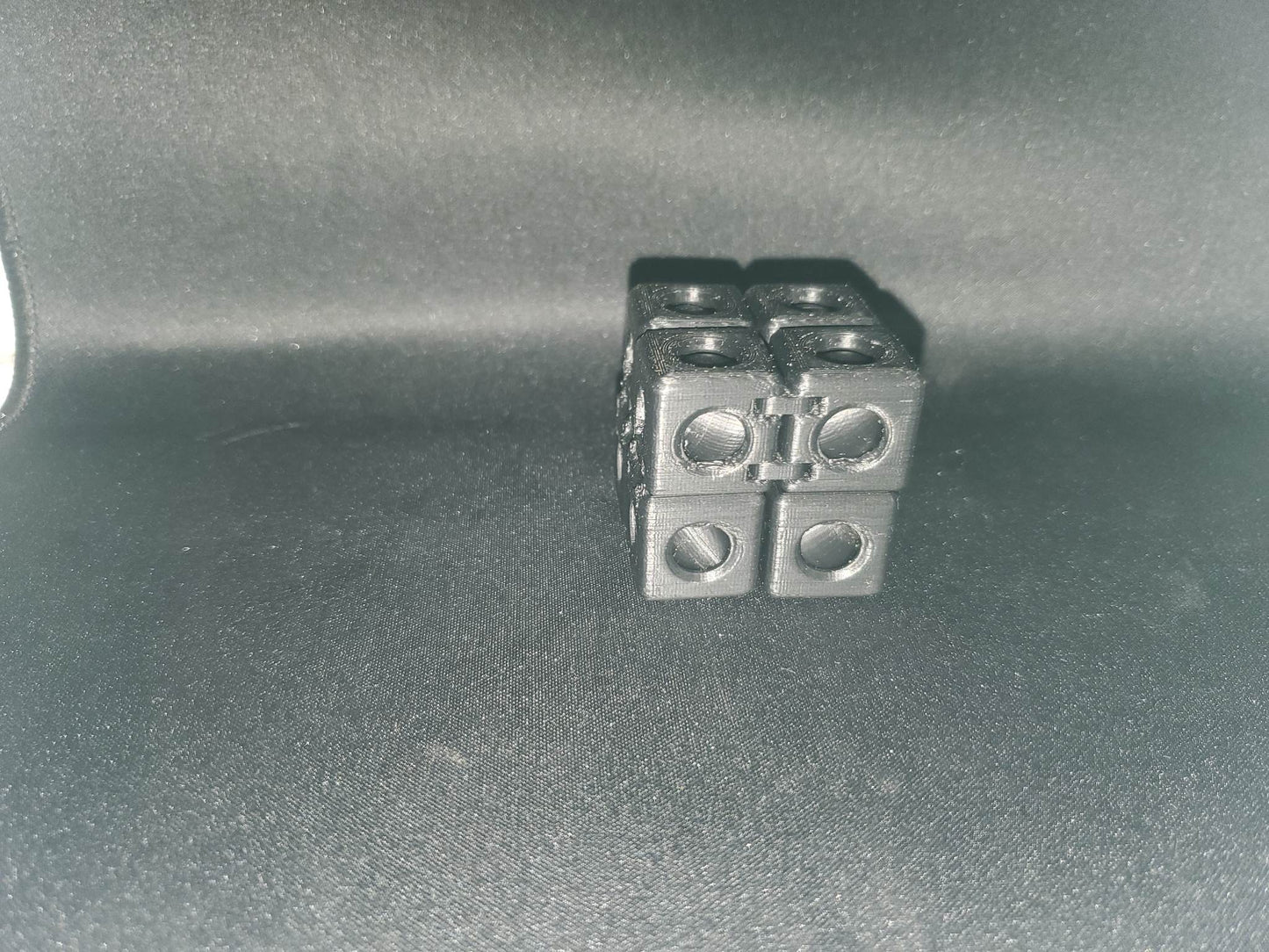 Infinity fidget cube with balls