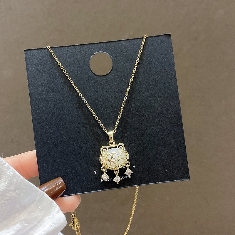 European and American retro titanium necklace female designed high-grade pearl pendant INS style wild lock bone chain jewelry